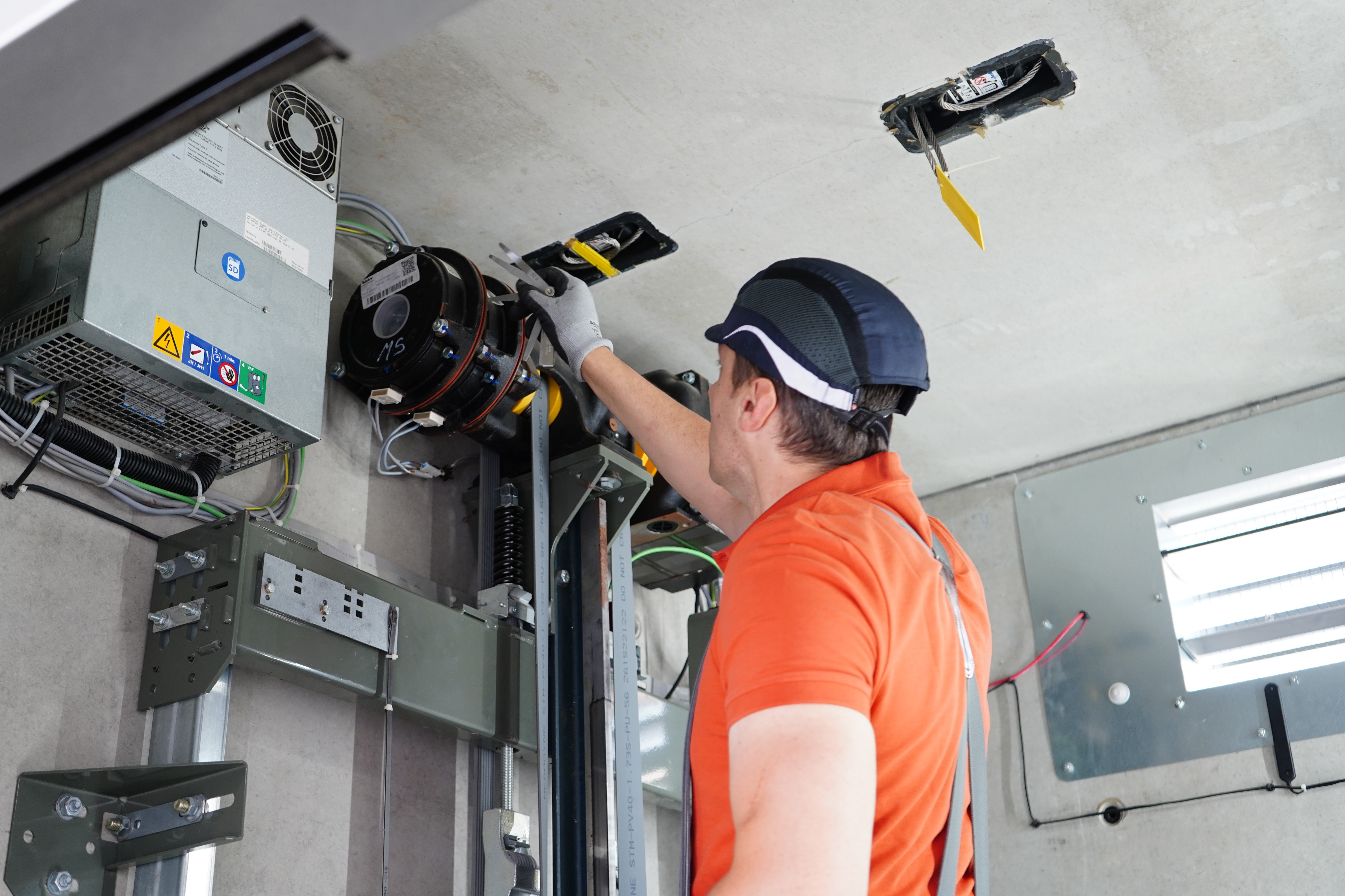 Arbeit am Aufzugsmotor